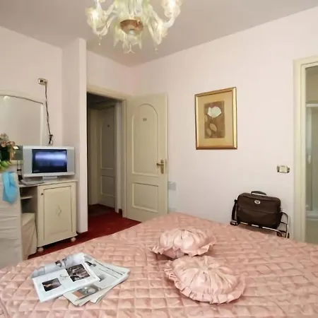 Nice Hotel Szálloda 3*